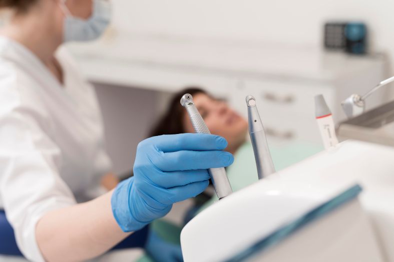 Proceso de rehabilitación oral con tratamiento dental especializado en pacientes con dientes desgastados